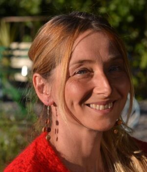 Boucles d'oreilles artisanales Xenia en bois noble avec des perles en essences naturelles, montées sur des fils solides en lin. Fermoir crochet argenté.