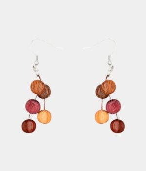 Accessoire en bois Xenia : des boucles d’oreilles de 4,5 cm, combinant matériaux naturels et savoir-faire d’artisans expérimentés.