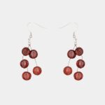 Boucles d'oreilles artisanales en bois d'acajou Xenia avec perles et fil en lin.