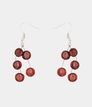 Boucles d'oreilles artisanales en bois d'acajou Xenia avec perles et fil en lin.