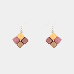 Une paire de boucles d'oreilles en bois Dania composée de 4 petits carrés en essences de bois naturelles (amarante, mûrier, néflier, palissandre) avec un fermoir argenté. Format compact de 2 cm.