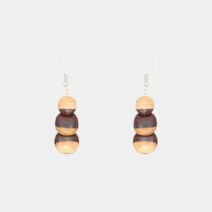 Boucles d’oreilles pendantes bicolores Sasphee en bois de palissandre, composées de trois perles rondes et plates entrecollées.