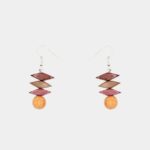 Boucles d'oreilles en bois Oliva multicolores avec perles triangulaires et rondes, montées sur fermoir argenté.