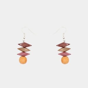 Boucles d'oreilles en bois Oliva multicolores avec perles triangulaires et rondes, montées sur fermoir argenté.