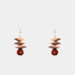 Image de boucles d'oreilles en bois de 3 cm de hauteur, accompagnées de stop boucles pour une utilisation pratique.
