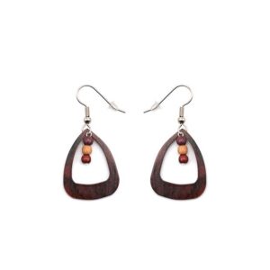 Boucles d'oreilles en bois d'acajou Sylvie avec perles rondes multicolores, montées sur un fermoir argenté.