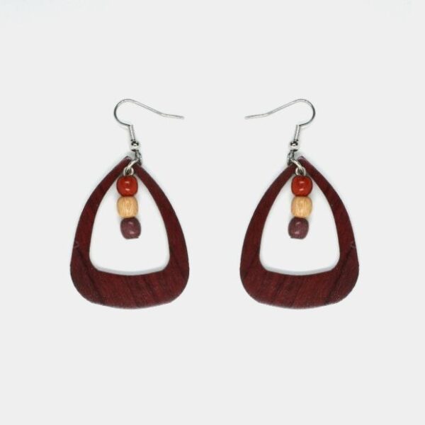 Boucles d'oreilles artisanales en bois d'acajou avec forme goutte et trois perles rondes