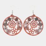 Boucles d'oreilles créoles en bois d'acajou ornées de fleurs artisanales, 5 cm de hauteur, avec fermoir argenté.