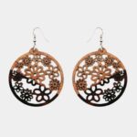 Boucles d'oreilles en bois de palissandre bicolore avec motifs floraux, fabriquées à la main.