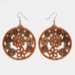 Boucles d'oreilles Florya en noyer sculptées au laser avec un motif de fleurs multiples et un fermoir argenté.