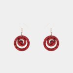 Boucles d'oreilles artisanales en bois d'amarante de forme circulaire avec fermoir argenté.