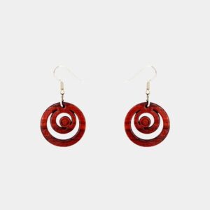 Des bijoux uniques faits main en bois d'acajou, respectueux de l’environnement.