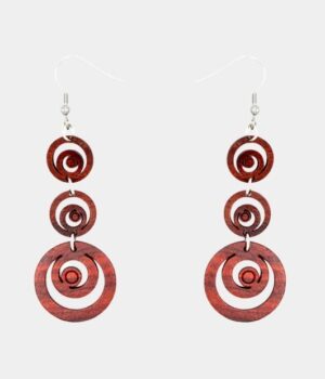 Un ensemble de boucles d'oreilles pendantes en bois d’acajou Neptunya avec perles en spirale, idéal pour un look artisanal et naturel.