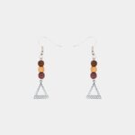 Bijoux éco-friendly : boucles pendantes en bois et argent avec perles naturelles, élégance artisanale.