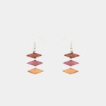 Boucles d'oreilles artisanales en bois multicolore avec perles triangles et fermoir argenté – modèle Stephanie.