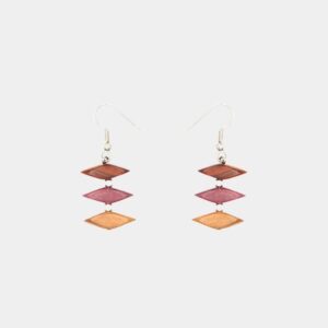 Boucles d'oreilles artisanales en bois multicolore avec perles triangles et fermoir argenté – modèle Stephanie.