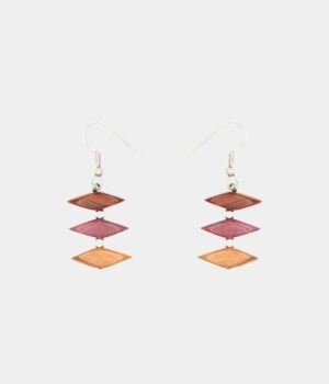 Boucles d'oreilles artisanales en bois multicolore avec perles triangles et fermoir argenté – modèle Stephanie.