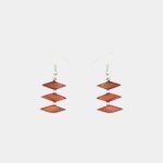 Boucles d'oreilles artisanales en bois d'acajou avec perles triangulaires argentées, respectueuses de l'environnement.