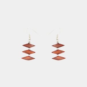 Boucles d'oreilles artisanales en bois d'acajou avec perles triangulaires argentées, respectueuses de l'environnement.