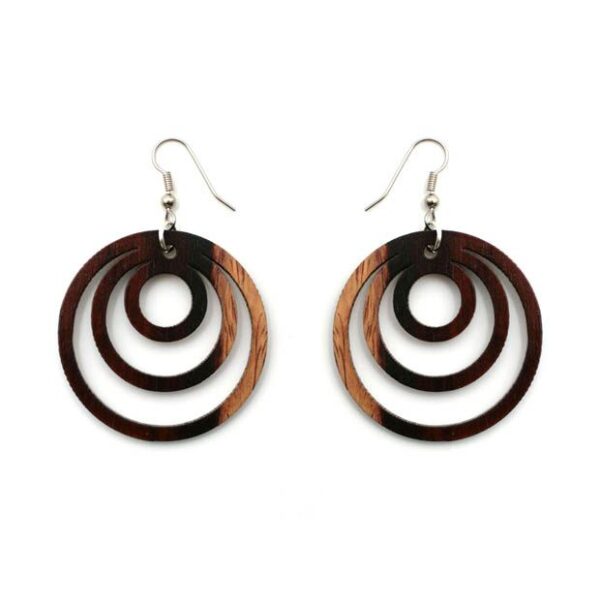 Boucles d'oreilles en bois Fabiene, artisanales et respectueuses de l'environnement, avec un design en spirale unique de 40 mm.