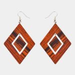 Une paire de boucles d'oreilles artisanales en bois d'acajou avec fermoir argenté.
