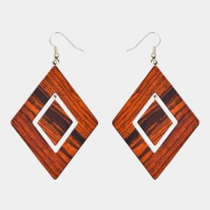 Une paire de boucles d'oreilles artisanales en bois d'acajou avec fermoir argenté.