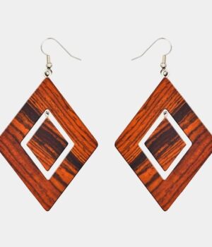 Une paire de boucles d'oreilles artisanales en bois d'acajou avec fermoir argenté.