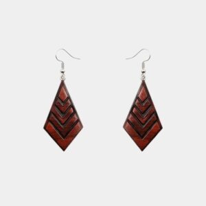Boucles d'oreilles triangulaires en bois d'acajou, fabriquées artisanalement avec un fermoir argenté.