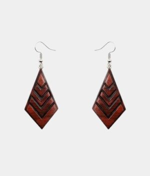 Boucles d'oreilles triangulaires en bois d'acajou, fabriquées artisanalement avec un fermoir argenté.