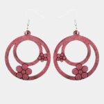 Boucles d'oreilles rondes en bois d’amarante sculptées en forme de deux fleurs stylisées.