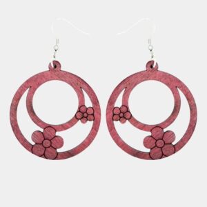 Boucles d'oreilles rondes en bois d’amarante sculptées en forme de deux fleurs stylisées.