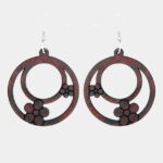 Boucles d’oreilles en bois d’acajou Bety avec fleurs stylisées marquetées.