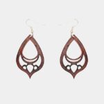 Boucles d’oreilles en acajou Ignesa avec design arabesque et fermoir argenté.