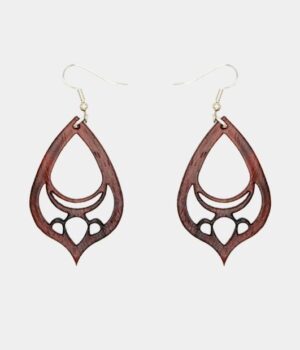Boucles d’oreilles en acajou Ignesa avec design arabesque et fermoir argenté.