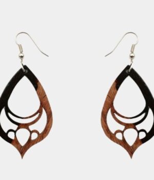 Boucles d'oreilles en bois palissandre modèle Ignesa avec un motif arabesque artisanal.