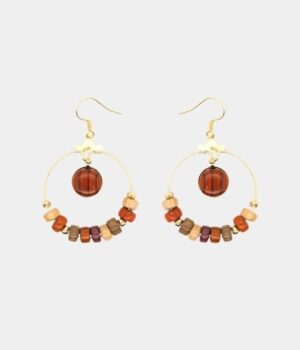 Boucles d'oreilles en bois multicolore et doré avec cabochon en acajou finement ciselé, design élégant et léger.
