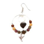 Boucles d’oreilles en bois créole multicolore avec filigrane argenté en forme de colibri.