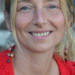 Boucles d'oreilles pendantes en bois précieux avec un motif filigrane en forme d'arbre de vie argenté, dans des tons multicolores.