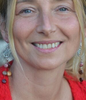 Boucles d'oreilles pendantes en bois précieux avec un motif filigrane en forme d'arbre de vie argenté, dans des tons multicolores.