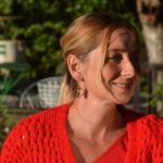 Boucles d’oreilles en bois Valentina avec support triangulaire argenté, fabriquées à la main avec des essences de bois précieux comme l’amarante, le mûrier et le néflier.