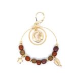 Boucles d’oreilles dorées Monica en bois avec breloques en forme de lune et soleil, design poétique et artisanal.