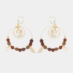 Double boucles créoles dorées Essenciel décorées de breloques harmonieusement alignées.