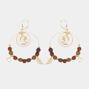 Double boucles créoles dorées Essenciel décorées de breloques harmonieusement alignées.