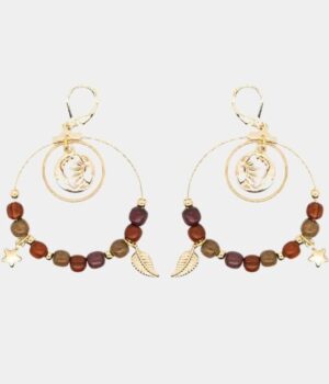 Double boucles créoles dorées Essenciel décorées de breloques harmonieusement alignées.