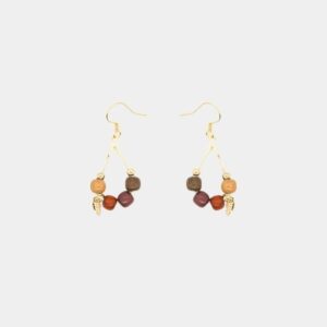 Paire de boucles d'oreilles artisanales combinant des perles en bois précieux et une finition dorée élégante.
