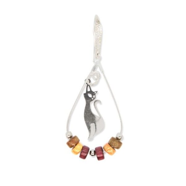 Boucles d'oreilles en bois avec pendentif chat argenté et perles multicolores, design élégant et artisanal.