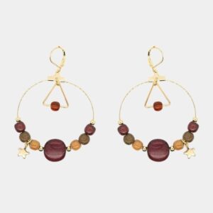 Boucles d'oreilles en bois doré avec perles en acajou et un double anneau en triangle élégamment assemblées.