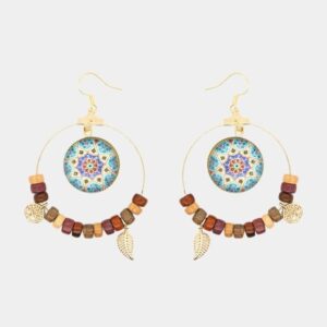 Design artisanal de boucles d'oreilles créoles avec pendentif en verre turquoise.