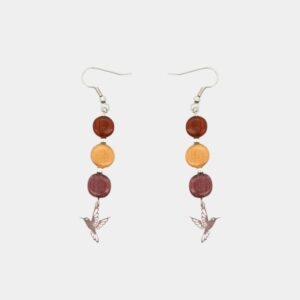 Bijoux en bois naturel avec trois perles et un filigrane représentant un colibri