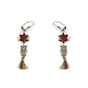 Boucles d'oreilles élégantes avec pendentif en forme de chouette et perle en bois précieux d'amarante.